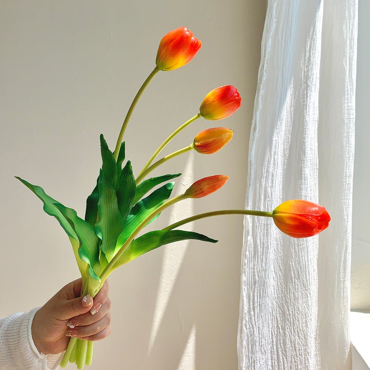 Dekorativer künstlicher Tulpenstrauß