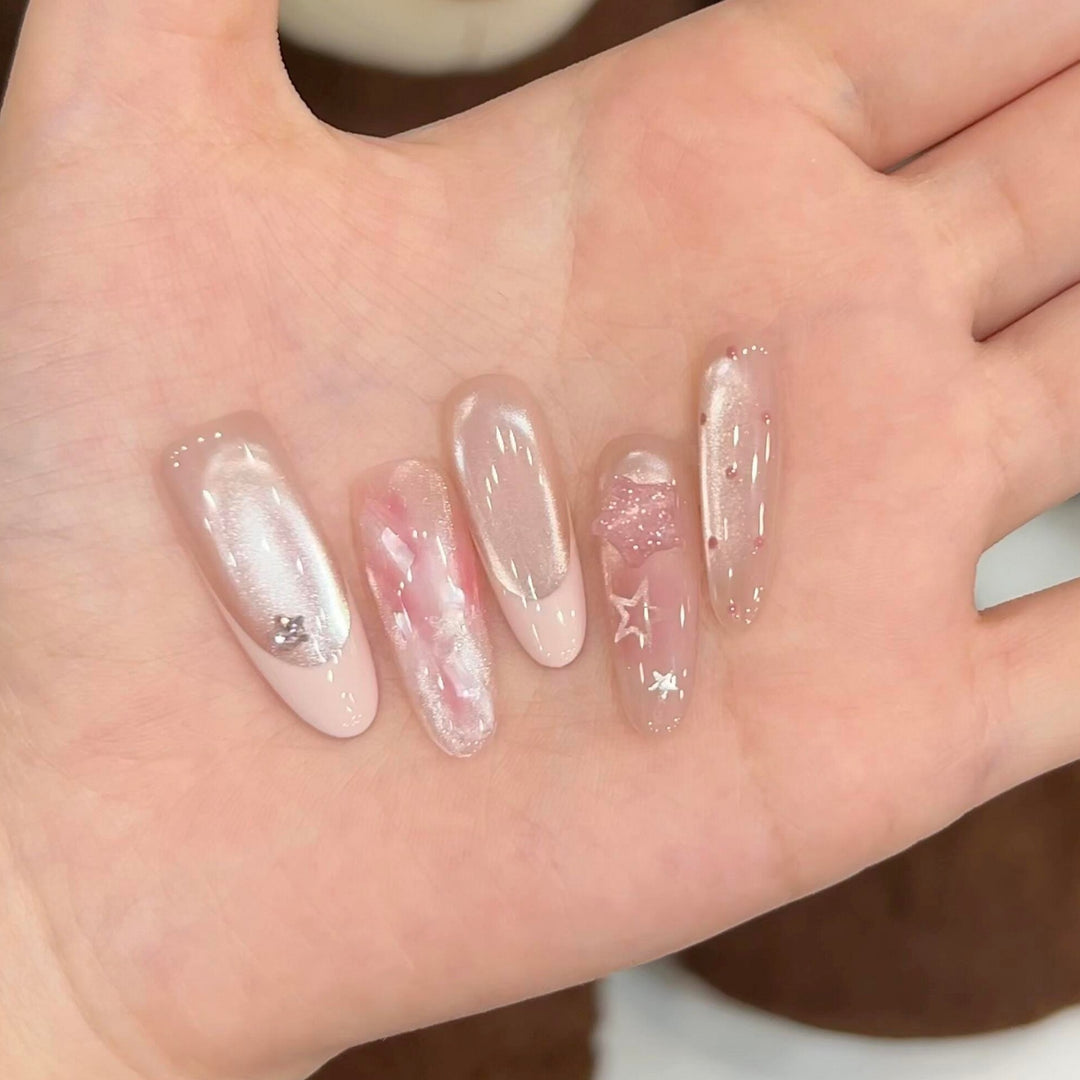 Kunstnägel mit Zartem Glitzer und Sternenmotiven Karnz