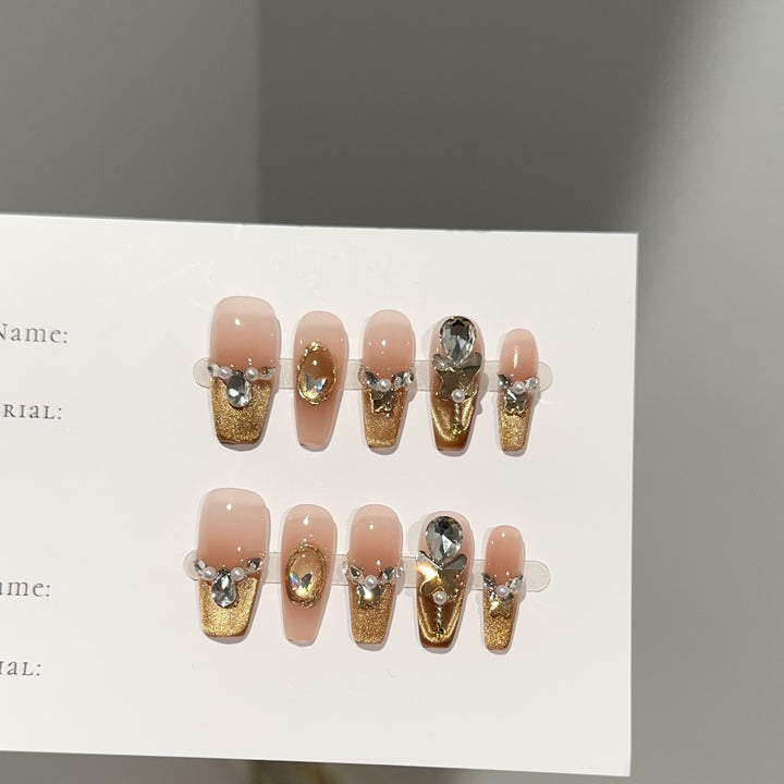 Elegantes Press-On-Nagelset mit Edelsteinakzenten