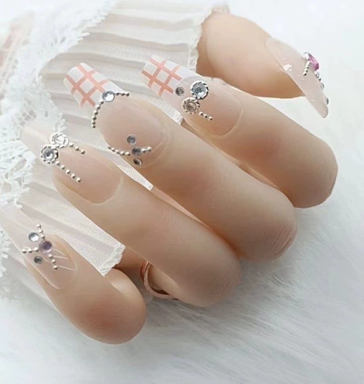 Elegantes Nageldesign mit Perlenverzierung Karnz