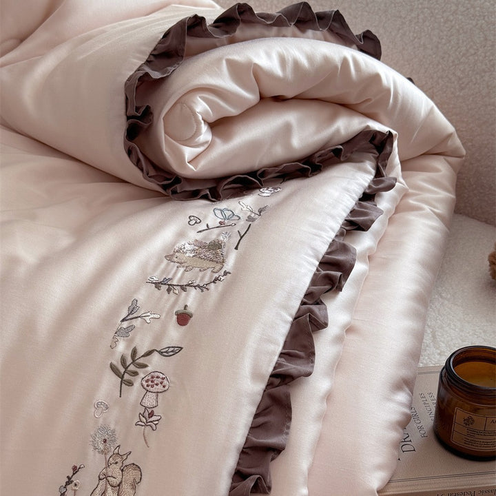 Gesteppte Wendebettdecke mit floraler Stickerei und Rüschensaum