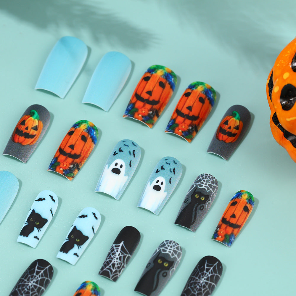 Kunstnägel im kreativen Halloween-Design Karnz