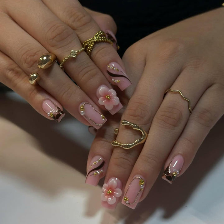 Künstliche Nagelkunst mit Blumen- und Glitzereffekten Karnz