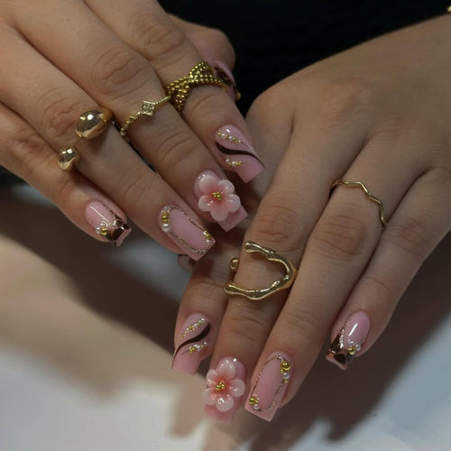 Künstliche Nagelkunst mit Blumen- und Glitzereffekten Karnz