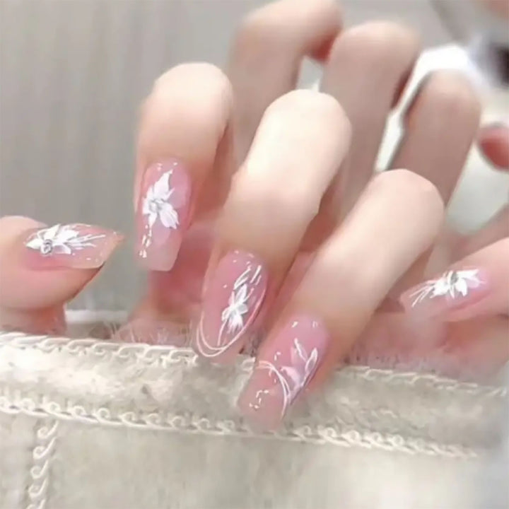 Elegante florale Press-On Nagelkunst