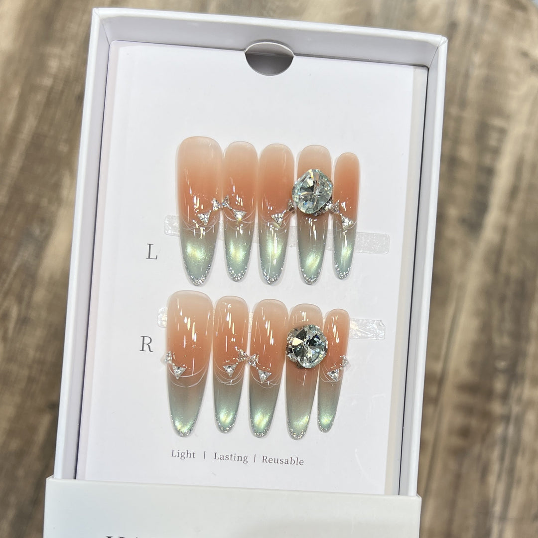 Elegantes Stiletto Press-On Nail Art Set mit Juwelenakzenten Karnz