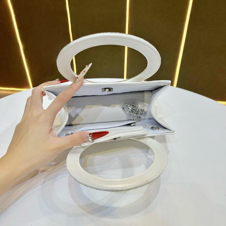 Elegante ringgetragene Abendhandtasche