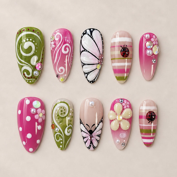 Kunstnagelset mit verspielten Blumen- und Glitzermotiven Karnz