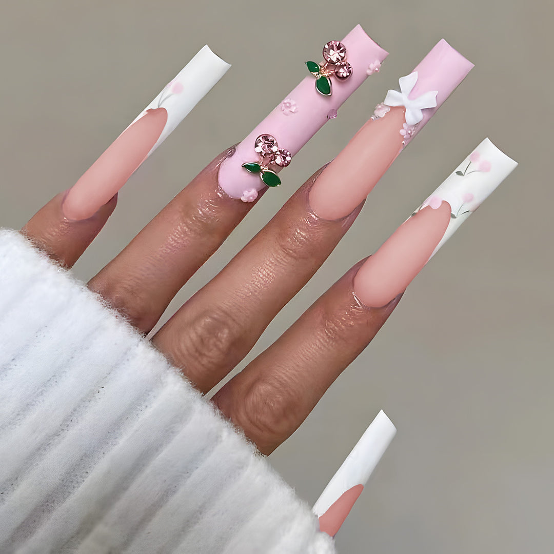 Elegante floral gestaltete lange Press-On Nägel Karnz