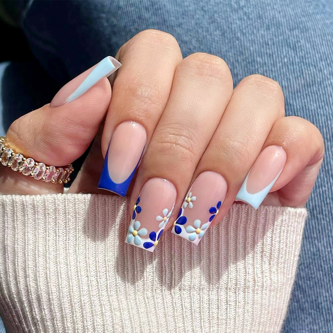 Kunstvolle Nagelgestaltung mit floralen Akzenten Karnz