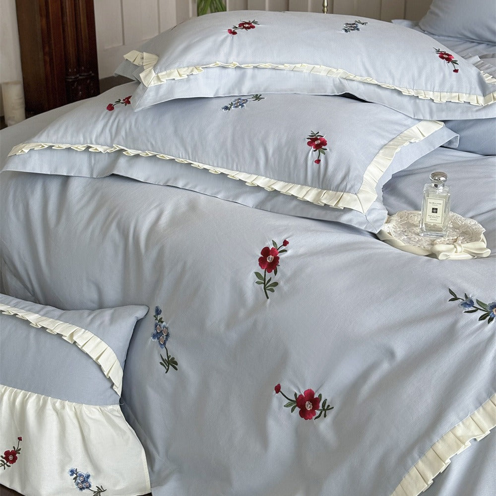 Bettwäsche-Set aus Baumwollsatin mit zarter Blumenstickerei und Plissee-Bordüre