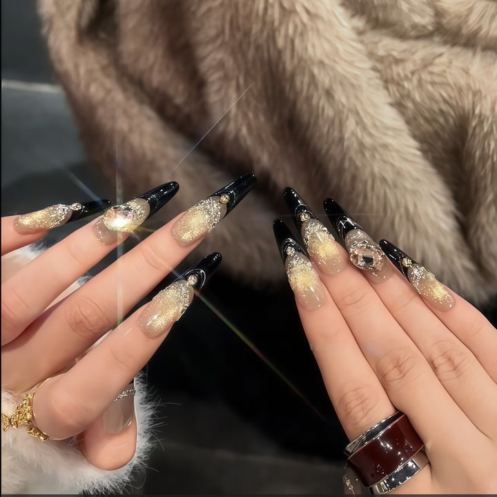 Glamouröse Kunstnägel mit Extravagantem Strass- und Glitzereinsetzen Karnz