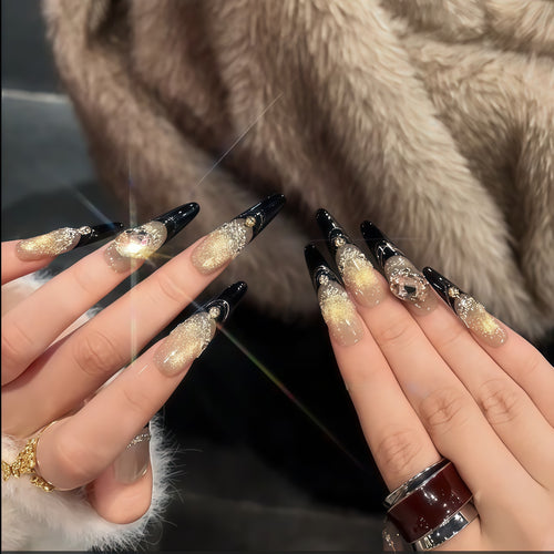 Glamouröse Kunstnägel mit Extravagantem Strass- und Glitzereinsetzen Karnz