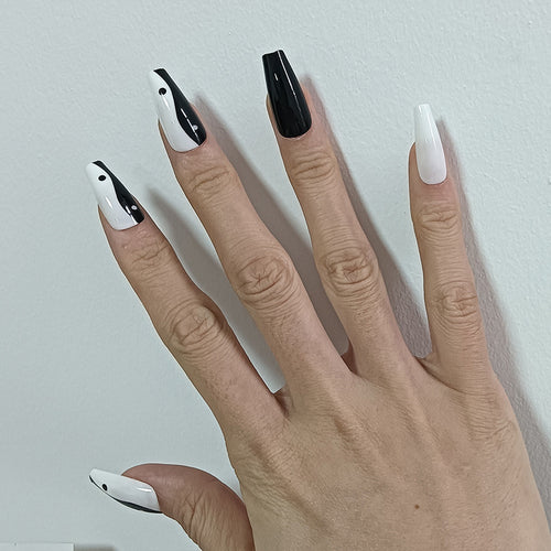 Kunstnägel mit Yin-Yang Design Karnz