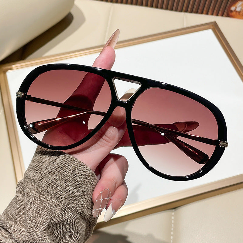 Damen Sonnenbrille im extravagantem Design mit markanten Gläsern Karnz