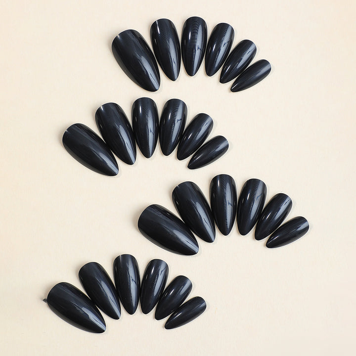 Kunstnagelset mit stilvollem, spitzen Design Karnz