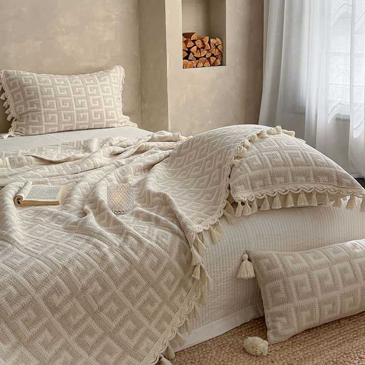 Gestepptes Tagesdecke-Set aus Baumwoll‑Leinen mit floraler Jacquardwebung, Quasten und Zierkissen