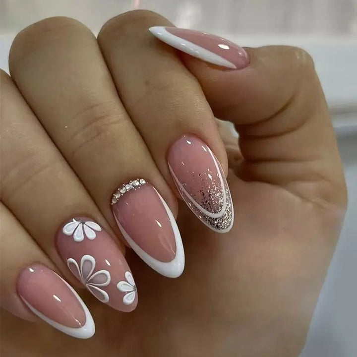 Elegante Blumen-Mandel-Nail Art Karnz