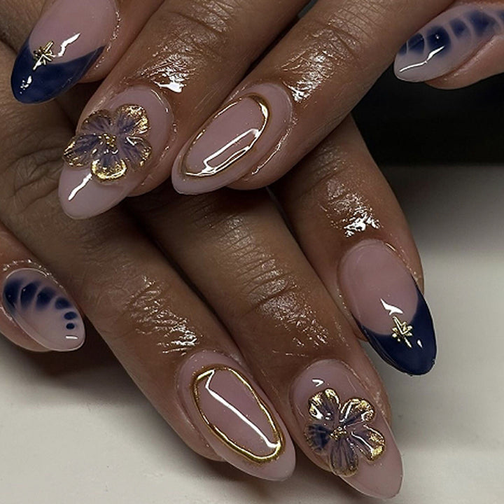 Exquisite Kunstnägel mit eleganten 3D-Blüten und edlen Akzenten Karnz