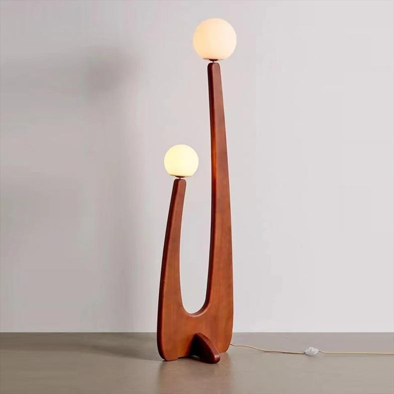 Künstlerische Holzstehlampe