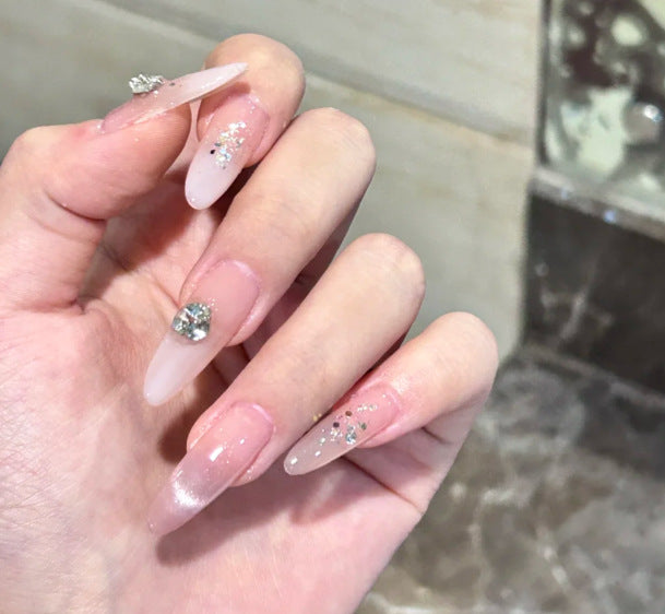 Künstlerisches Press-On-Nagelset mit eleganten Blumen- und Edelsteinakzenten Karnz