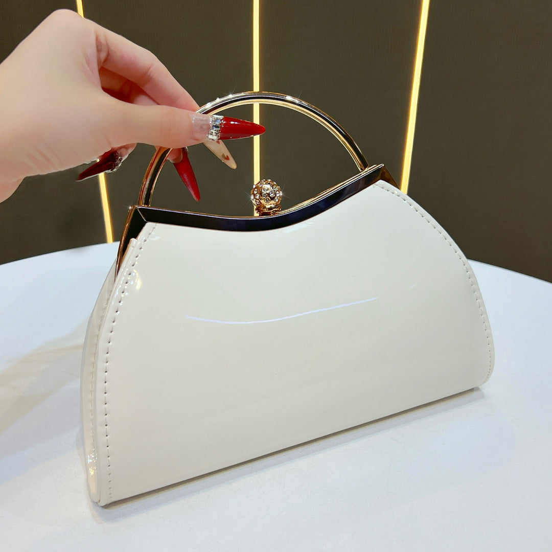 Vintage-inspirierte Handtasche aus patentiertem Leder