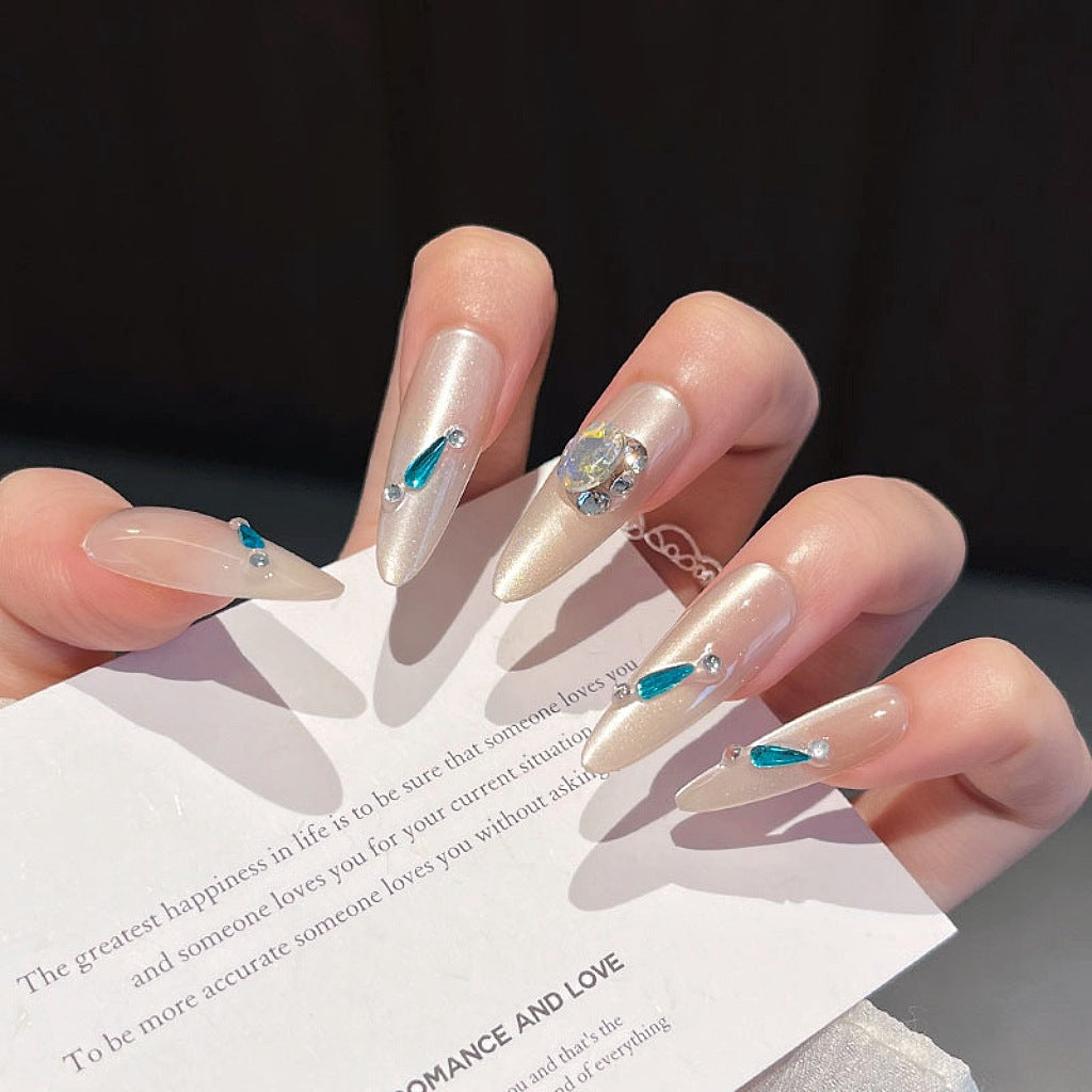 Kristallverzierte Nagelkunstverlängerungen Karnz