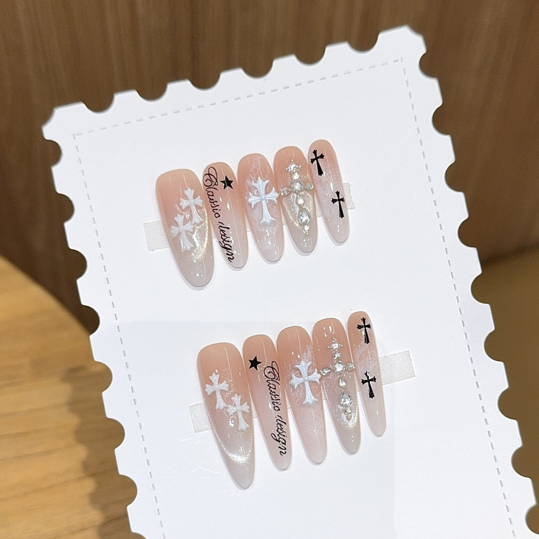 Kunstnagelspitzen mit Kreuz- und Glitzermotiven Karnz