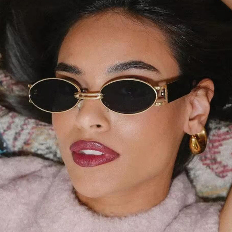 Damen ovalförmige Sonnenbrille mit goldenen Akzenten und stylischem Rahmen Karnz