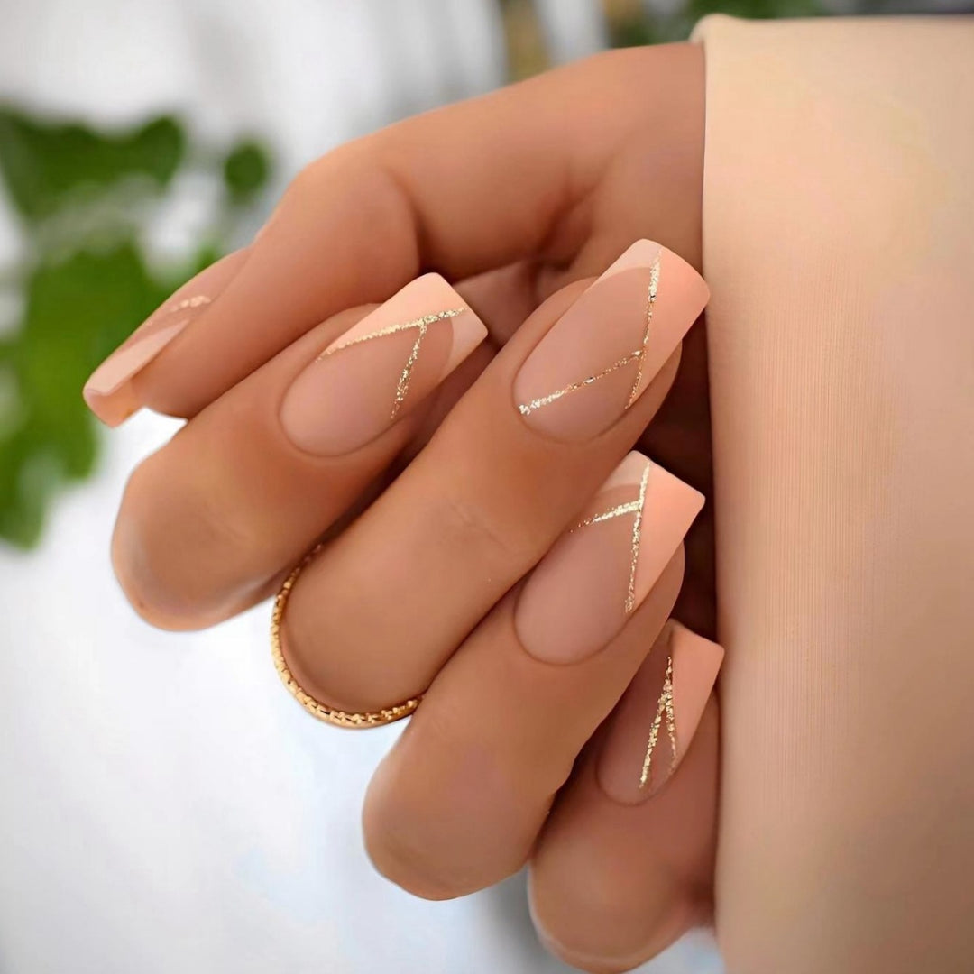 Elegantes Press-On-Nagelkunstset mit goldenen Akzenten Karnz