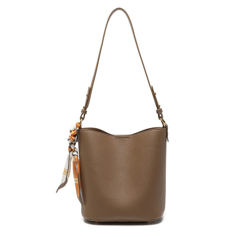 Texturierte Leder-Eimer-Tasche Karnz
