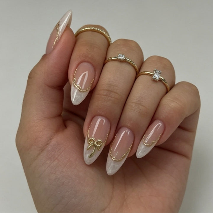 Elegantes Press-On-Nagelset mit goldenen Akzenten Karnz
