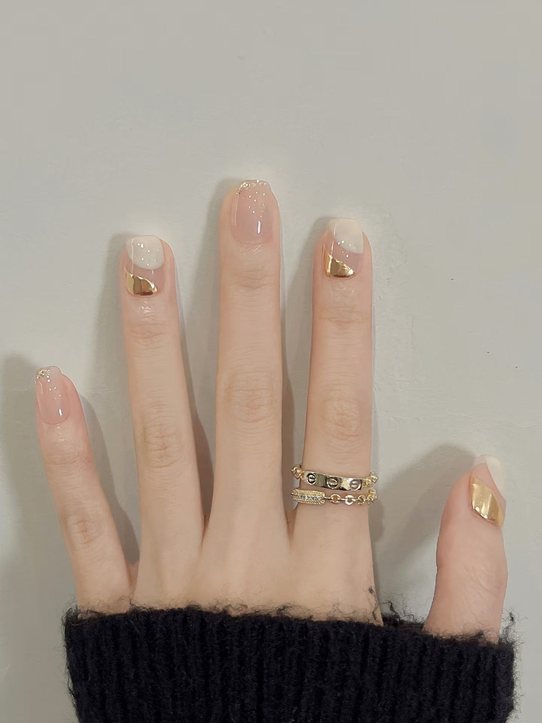 Elegantes dekoratives Press-On-Nagelset mit goldenen Akzenten