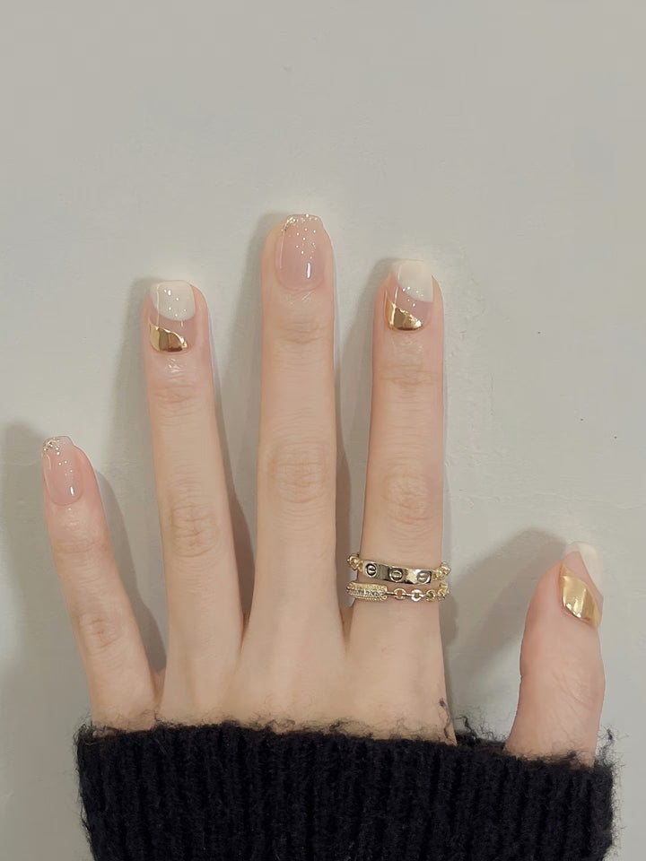 Elegantes dekoratives Press-On-Nagelset mit goldenen Akzenten