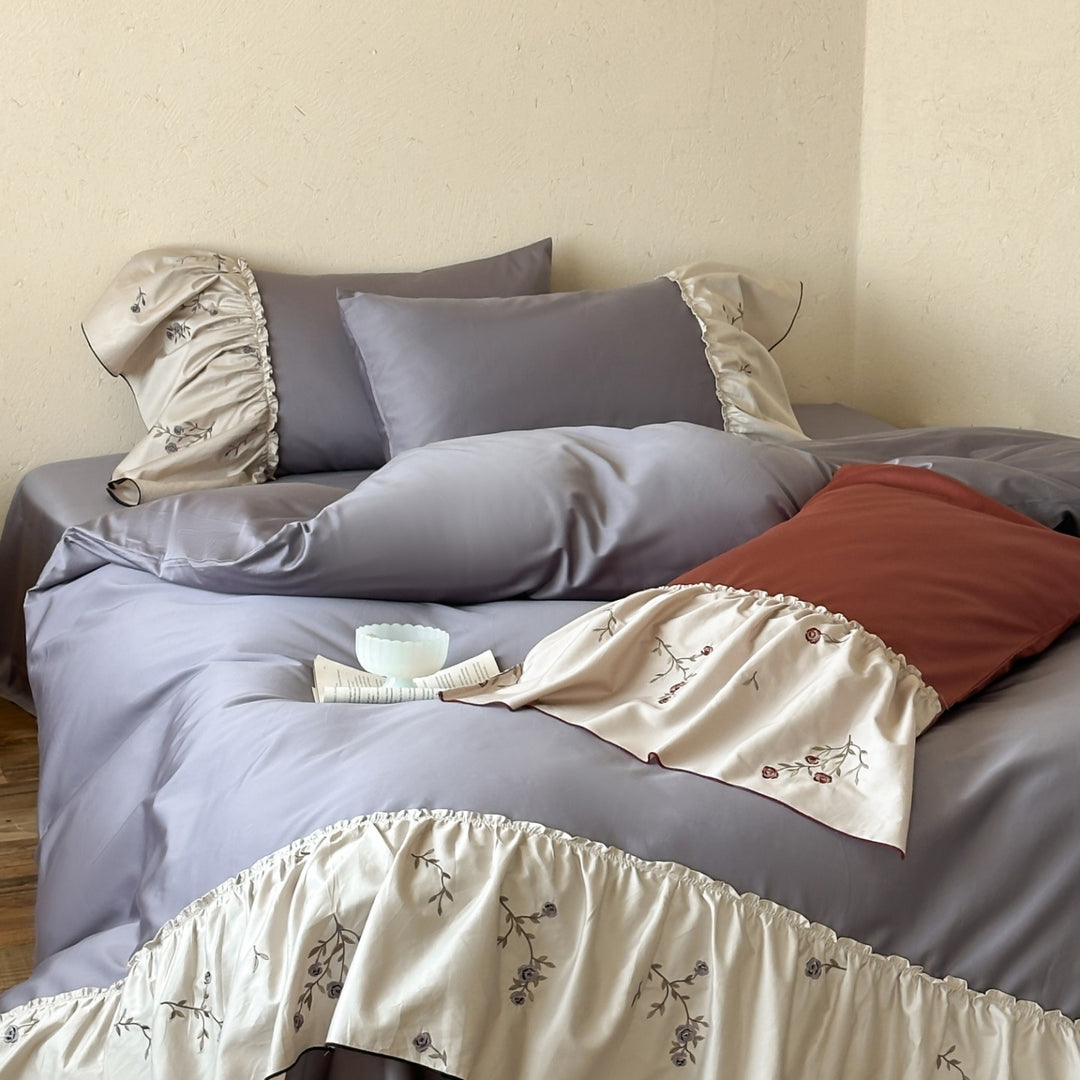Elegantes Bettwäscheset aus Baumwollsatin mit besticktem Volant und Wendekissen