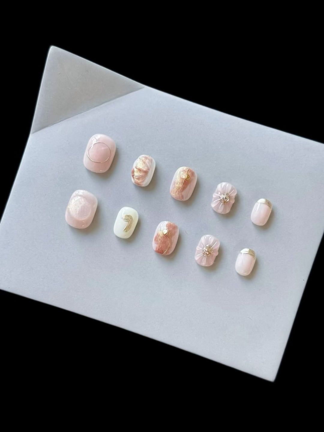 Künstlerisches Press-On-Nagelset mit dekorativen floralen Akzenten