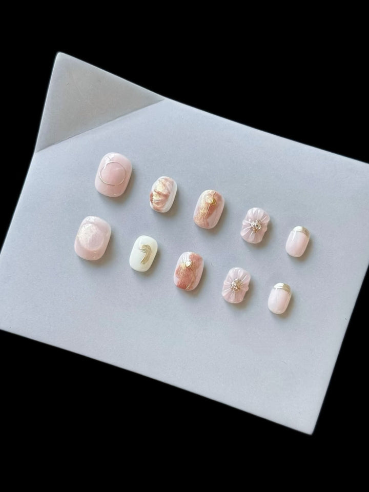 Künstlerisches Press-On-Nagelset mit dekorativen floralen Akzenten