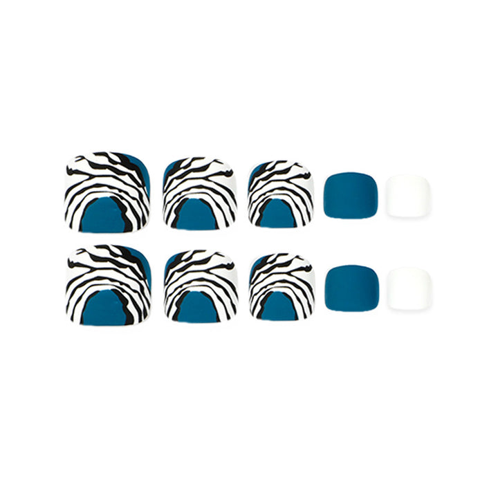 Kunstvolle Fußnagelgestaltung im modernen Zebra-Design Karnz