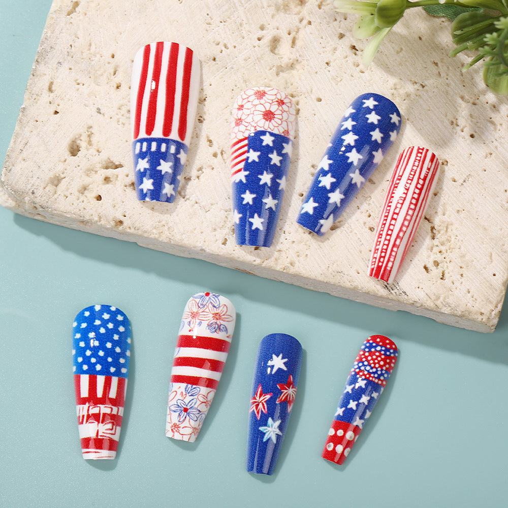 Kreative Nail Art Kunstnägel im patriotischen Design Karnz