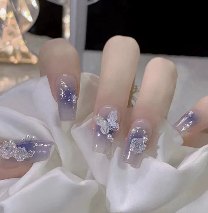 Elegantes Nageldesign mit Perlenverzierung Karnz