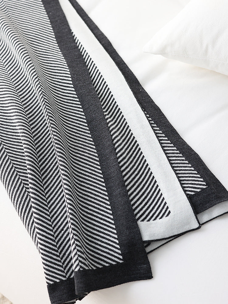 Zeitgenössische Chevron-Strickwurfdecke
