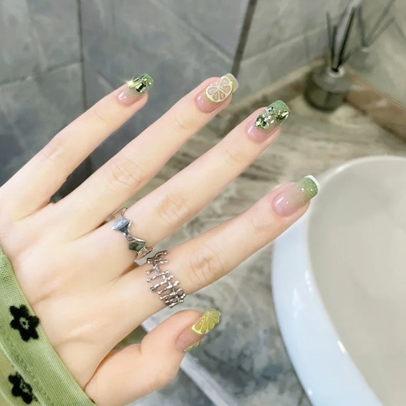 Kunstnagelset mit eleganten Kristallverzierungen Karnz