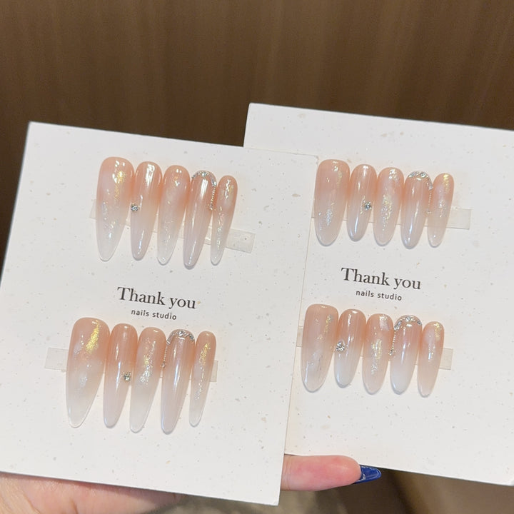 Kunstnagelset mit Eleganten Glitzerakzenten Karnz
