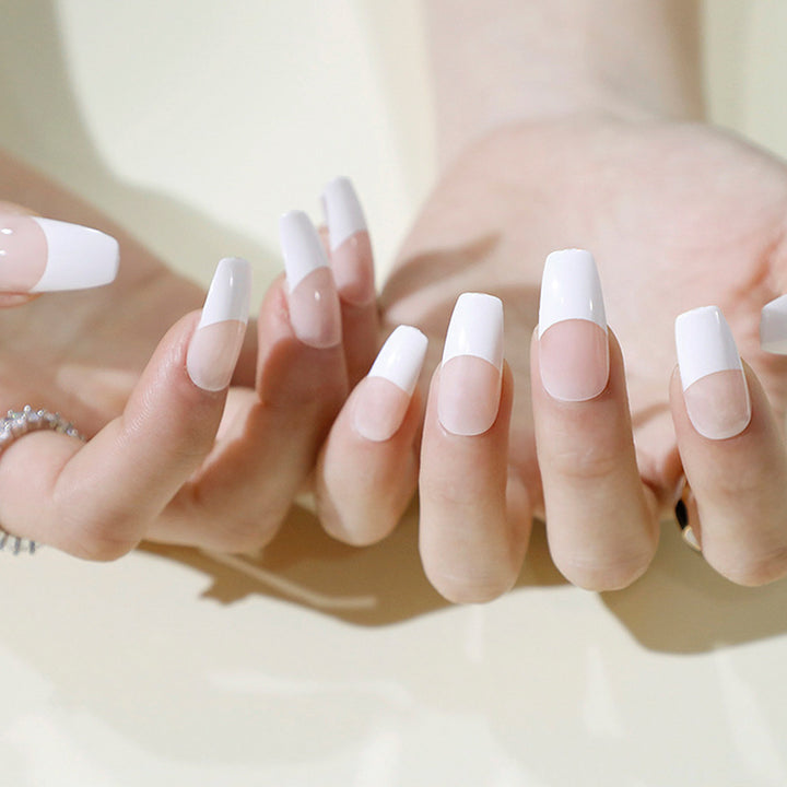 Kunstvolle Nagelverlängerungen mit elegantem Blattmuster Karnz
