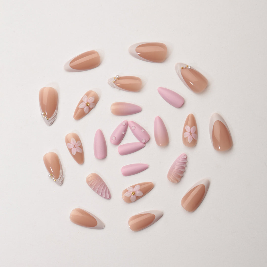 Kreatives Kunstnagelset mit floralem und schimmerndem Design Karnz