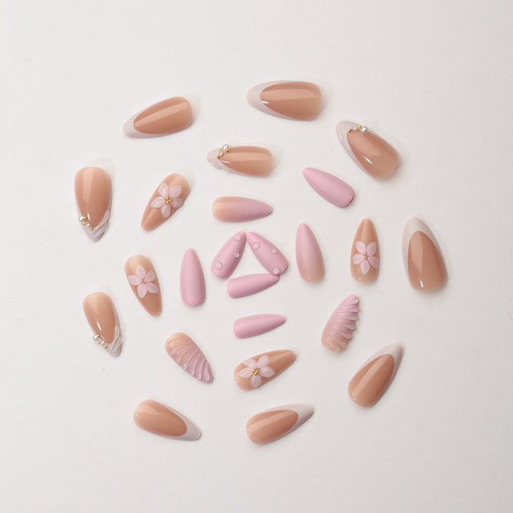 Kreatives Kunstnagelset mit floralem und schimmerndem Design Karnz