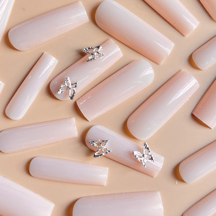 Elegante lange Koffernagelverlängerungen mit Schmetterlingsakzenten Karnz