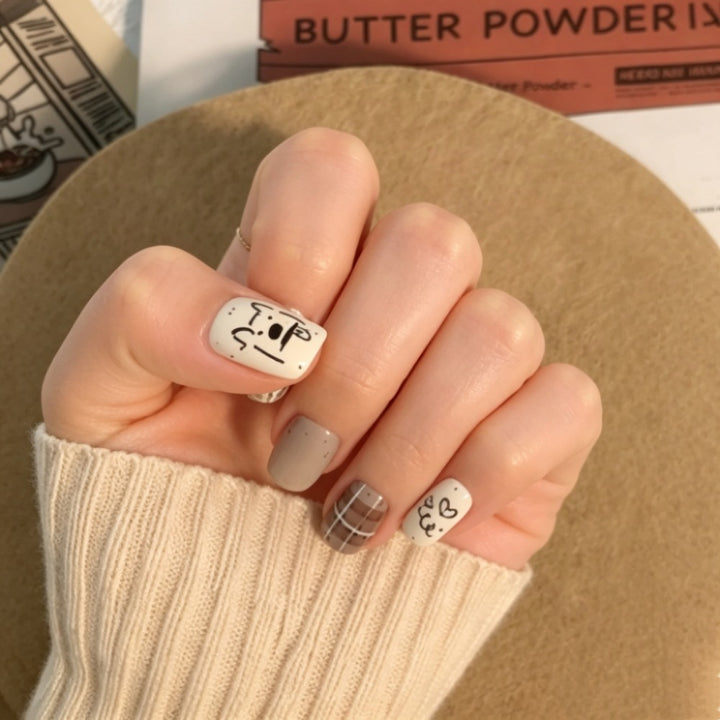 Künstlerisches Press-On-Nagelset mit einzigartigen Charakterdesigns Karnz