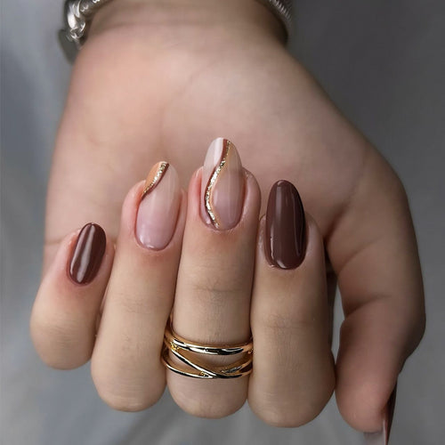 Künstlerisches Press-On Nagelset mit elegantem goldenen Akzent Karnz