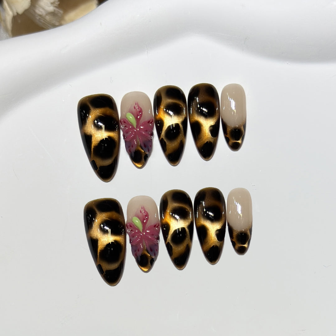 Künstlerische Stiletto-Nagelspitzen mit Blumenmuster Karnz